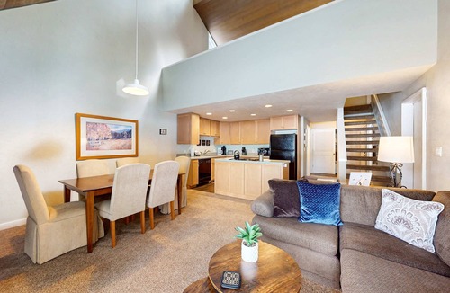 Overlook Park Condo | Dog-friendly Sunriver Condo with Great Location & View, SHARC Passes