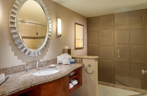 Herndon Hotel | DoubleTree by Hilton Washington Dulles Airport