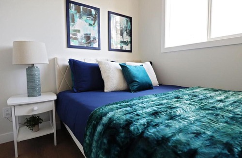 North Central Edmonton House | Downtown 3 Queen Beds AC Double Garage Disney