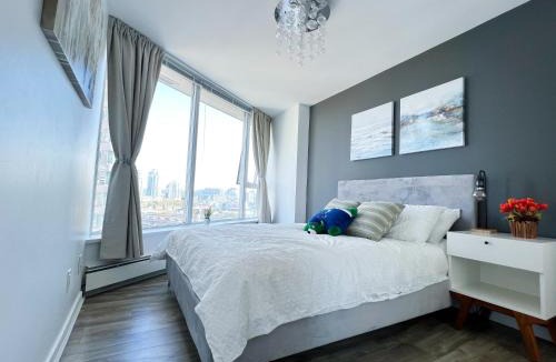 Crosstown Apartment | Downtown 4bd 2ba View Skytrain 2 Free Parking