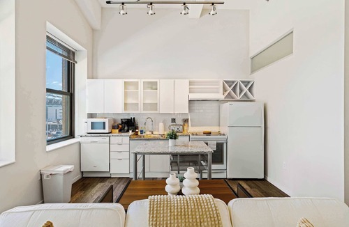 Downtown Cincinnati Apartment | Downtown Apt with Pool, Parking near stadiums