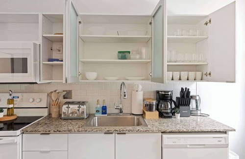 Downtown Cincinnati Apartment | Downtown Apt with Pool, Parking near stadiums