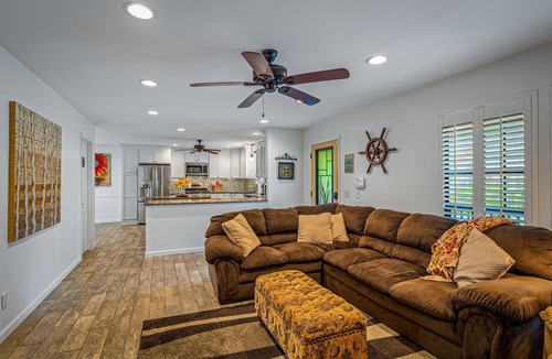 Mentone House | Drop A Line – Riverfront Relaxation on Little Riverer