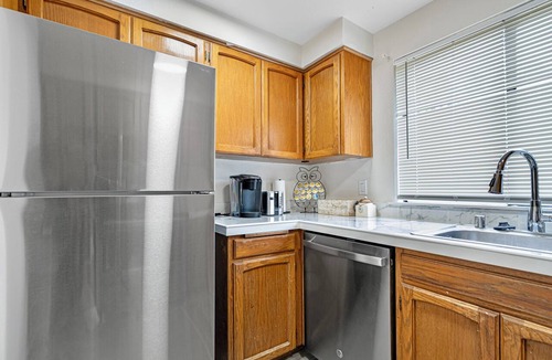 Kenmore Apartment | Easy Commute 4 beds Condo Steps from Scenic Trails