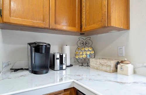 Kenmore Apartment | Easy Commute 4 beds Condo Steps from Scenic Trails