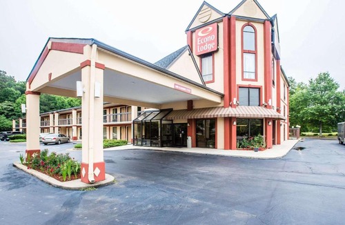 Southwest Raleigh Cabin | Econo Lodge Garner - Raleigh