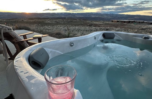 Quincy House | Endless views with easy access concerts at Gorge, Cave B Winery and SageCliffe