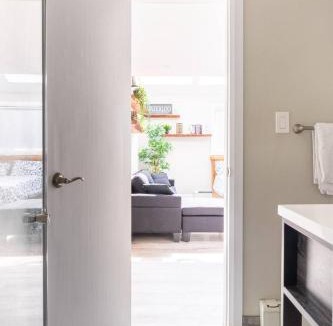 Waterloo Apartment | ENTIRE BACHELOR UNIT EN-SUITE UPTOWN WATERLOO - e4