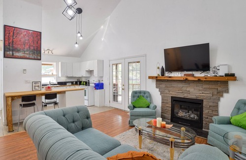 Sebright Cabin | Entire Riverfront & Forest Family Cottage