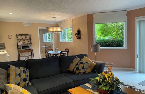 Cobble Hill House | Executive 2 bedroom suite on a Private Estate - Pet Friendly