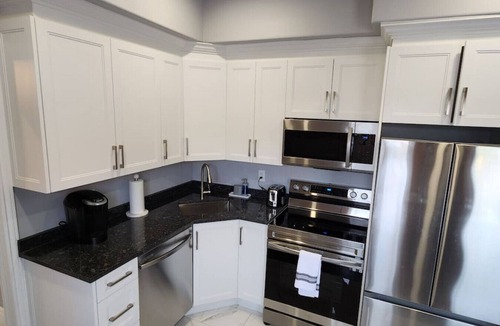 Walkerville Bed & Breakfast | Executive 2BD 58` TV+Wifi+AC+Parking+Kitchen