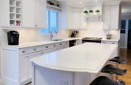 Southwest Mission House | Executive Home with Lake Okanagan View close to Wineries