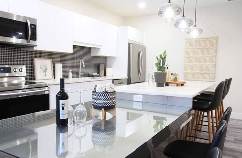 Edmonton Condo | ★Executive Suite★King Bed✔5 min to DT & Whyte Ave!