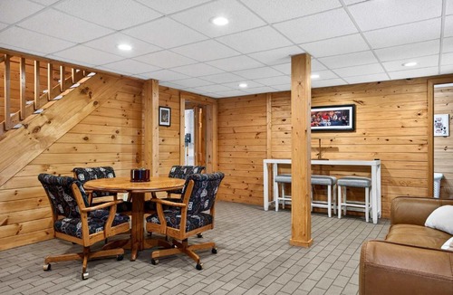 Leitchfield House | Expansive lakefront cabin with game room and yard