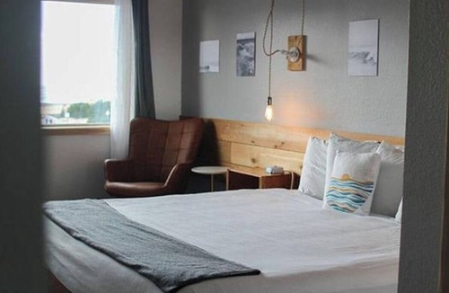 Long Beach Hotel | Experience Coastal Comfort! Indoor Swimming Pool, Pets Allowed, Free Parking!