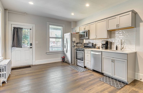 Stroudsburg House | Explore Dtwn Stroudsburg! Townhome 9 Mi to Skiing