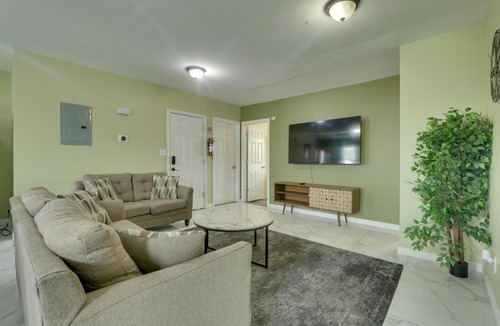 South Side Apartment | Explore NYC, Parks & Beaches! Top-Floor Apt