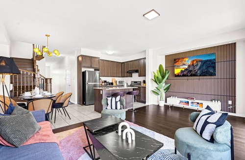 Niagara Falls House | Fallsview Escape|King Bed|10 Mins to Falls|Games