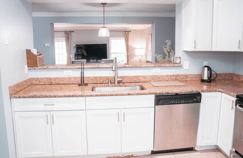 Springfield House | Fantastic 3-bedroom townhome with in Springfield