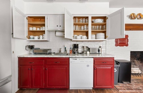Epping Apartment | Federal on Exeter | Circa 1805 | Pet-Friendly