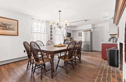 Epping Apartment | Federal on Exeter | Circa 1805 | Pet-Friendly