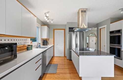 Hawkwood Apartment | Ferngully | Backyard | Gym | Clawfoot Tub | Garage
