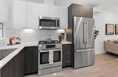 Haller Lake House | ⚽MAJOR INTERNATIONAL SPORTING EVENT Ready Marvelous 2.5-bedroom townhome close to LightRail. ⚽️ Entire Space ⚽️