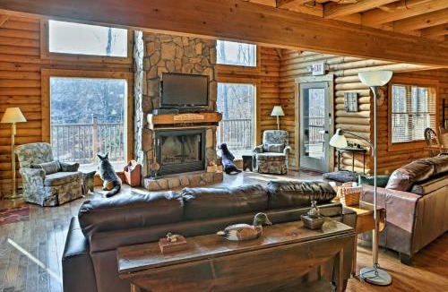 Henryville House | Fire Pit & Private Lake! 40-Acre Underwood Retreat
