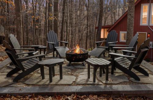 The Woods House | Fireplace, Fire Pit, Deck, WiFi & Pool Access