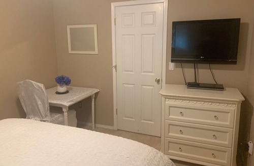 Holly House | Forest View / Beautiful White Room