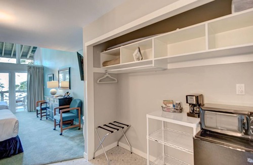 Otter Rock Hotel | Forest-View Room with 2 Queen Beds