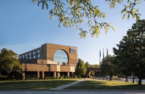 Brown Deer Hotel | Four Points by Sheraton Milwaukee North Shore