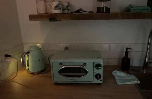 Brackendale Apartment | Fresh and bright studio space close to trails and the highway. Pet friendly