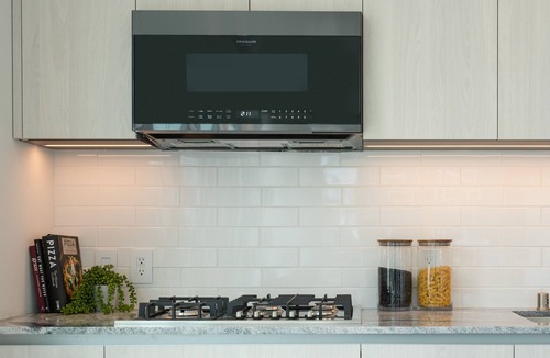 Steveston Hotel | Fully Equipped Two Bedroom Suite in Charming Steveston Village