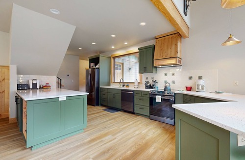 Vida House | Fully rebuilt riverfront home with deck, fireplace, & W/D - dog-friendly