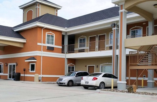 Beeville Hotel | Functional Studio Offers Extended Stay Comfort Near Downtown Beeville