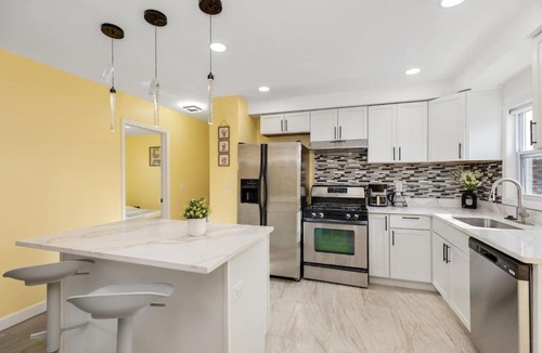 Redford House | Gn4 - Sleek Private Room Ideal for Remote Work, Wi-Fi, Free Parking