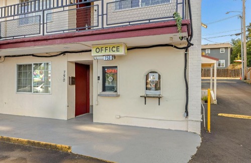 Gresham Hotel | Golden Knight Motel