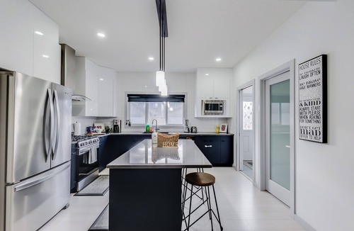 Southwest Edmonton House | Graydon - Bright, Modern Home w/King Sized Bed
