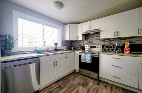 Southside House | Great location/King bed/fast wifi/65' tv/Disney+
