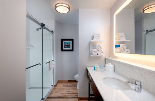 Baltimore Hotel | Hampton Inn Baltimore Bayview Campus