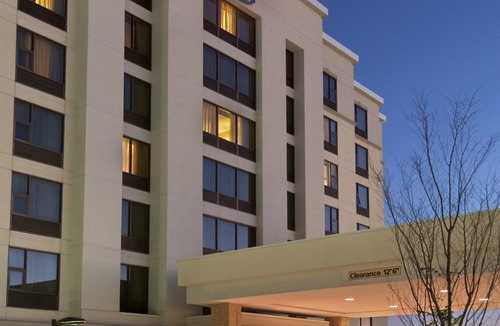 Airport Corporate Hotel | Hampton Inn by Hilton Toronto Airport Corporate Centre