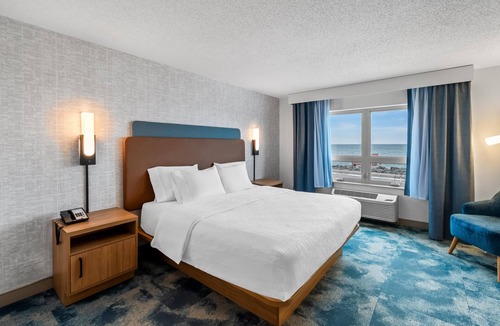 Canal Park Hotel | Hampton Inn Duluth Canal Park