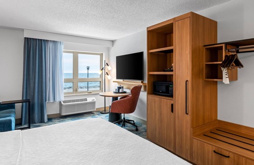 Canal Park Hotel | Hampton Inn Duluth Canal Park