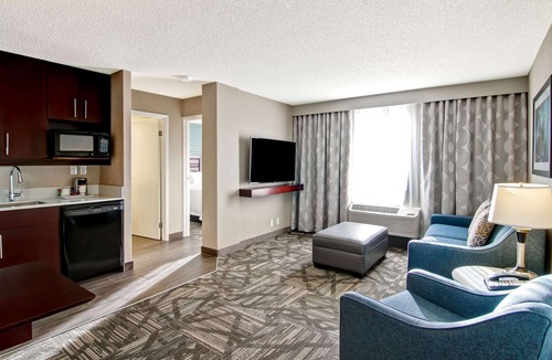 Calgary Hotel | Hampton Inn & Suites by Hilton Calgary-Airport