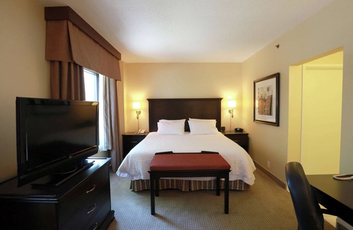 Laval Hotel | Hampton Inn & Suites by Hilton Laval