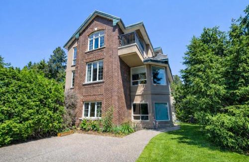 Westwood Plateau Bed & Breakfast | Hampton Luxe House