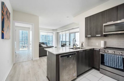 Downtown Toronto Apartment | Harbourfront 2BR Toronto Suite Near Union Station