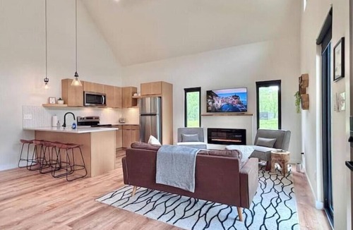 Stanton Cabin | Hiker's Haven at Three Suns Cabins/Beach/Hot Tub/Starry Nights