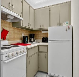 Royal Poinciana Apartment | Hollywood Studio